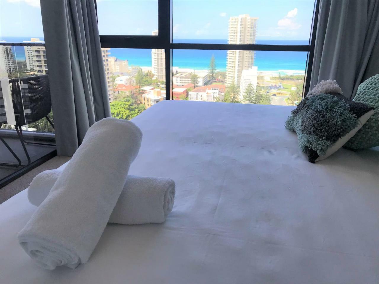Qube Broadbeach Ocean View Apartments โกลด์โคสต์ ภายนอก รูปภาพ