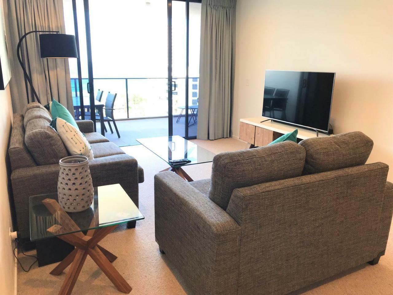 Qube Broadbeach Ocean View Apartments โกลด์โคสต์ ภายนอก รูปภาพ