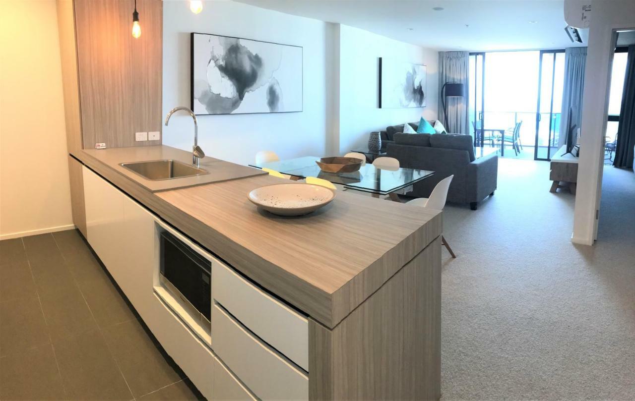 Qube Broadbeach Ocean View Apartments โกลด์โคสต์ ภายนอก รูปภาพ