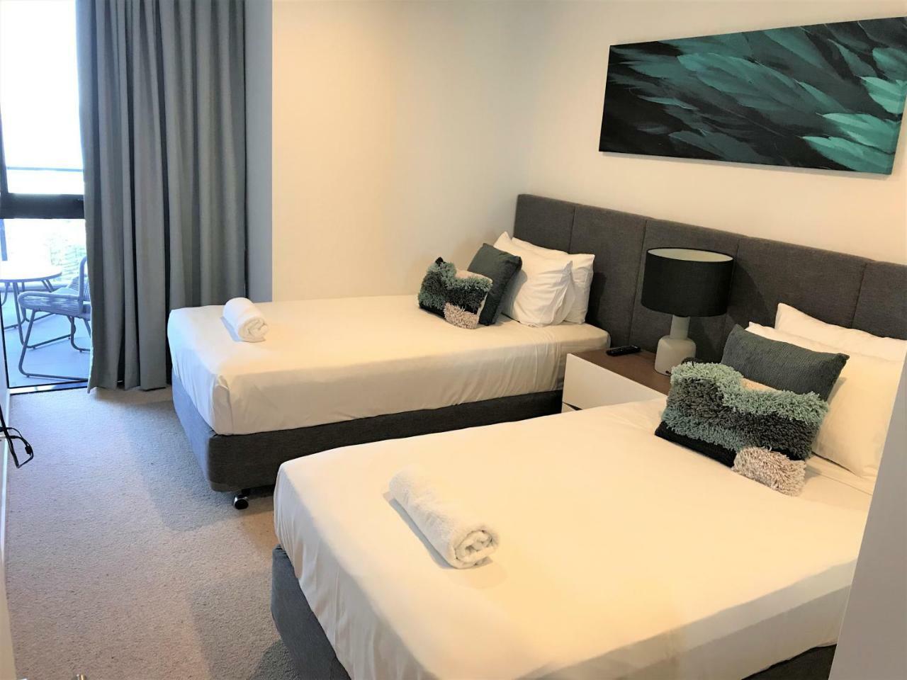 Qube Broadbeach Ocean View Apartments โกลด์โคสต์ ภายนอก รูปภาพ