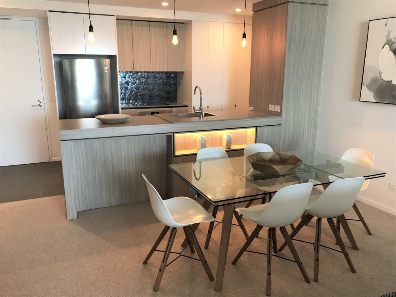 Qube Broadbeach Ocean View Apartments โกลด์โคสต์ ภายนอก รูปภาพ